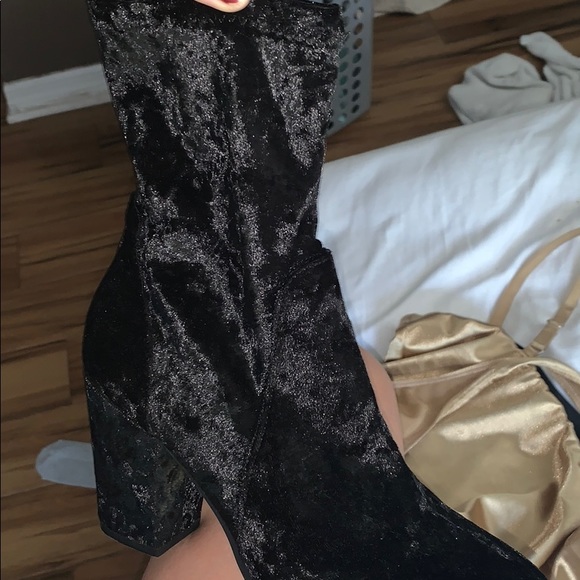 Velvet black heal boots - Picture 3 of 3
